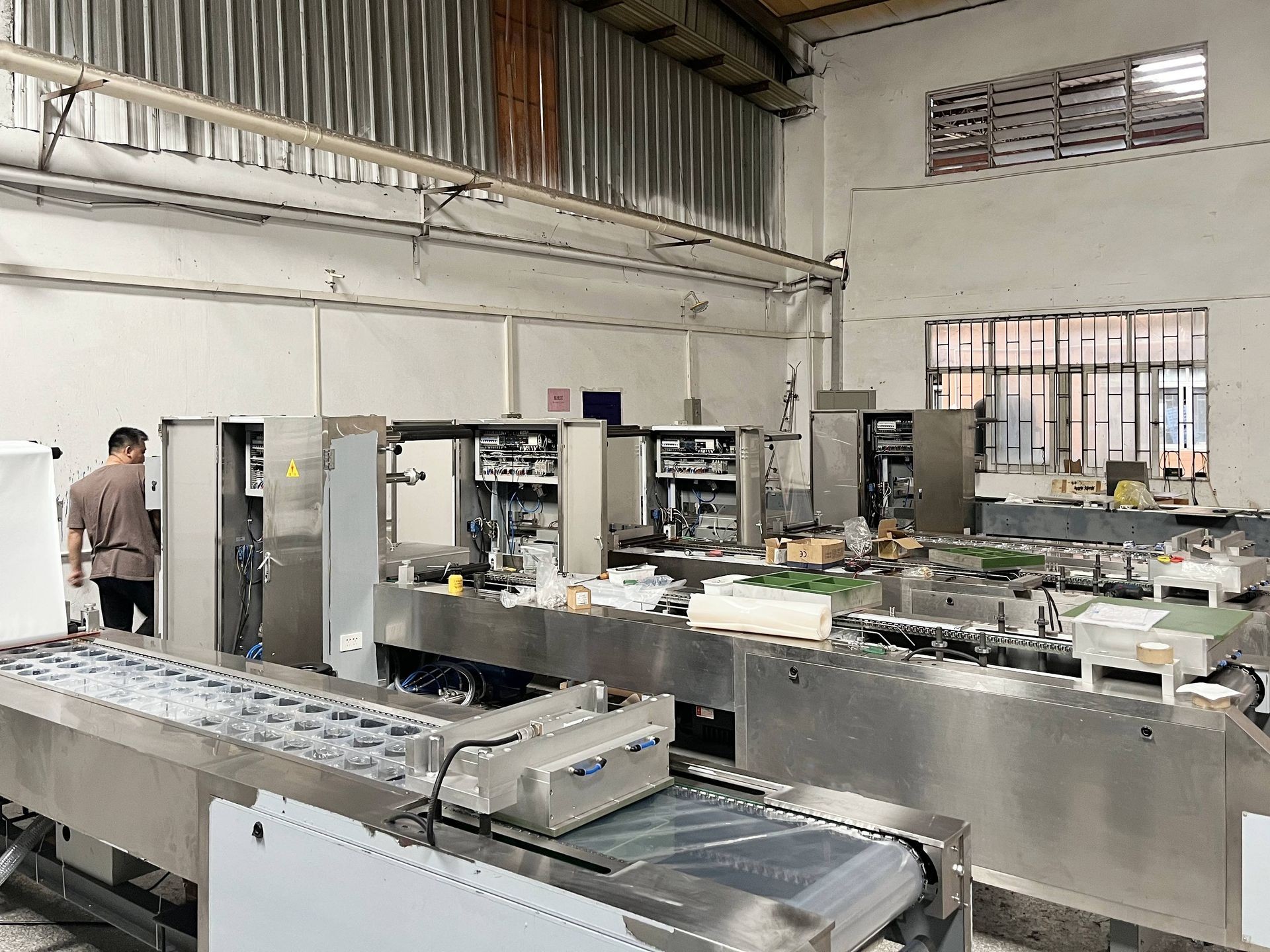 vacuum sealing thermoformed machine with stock